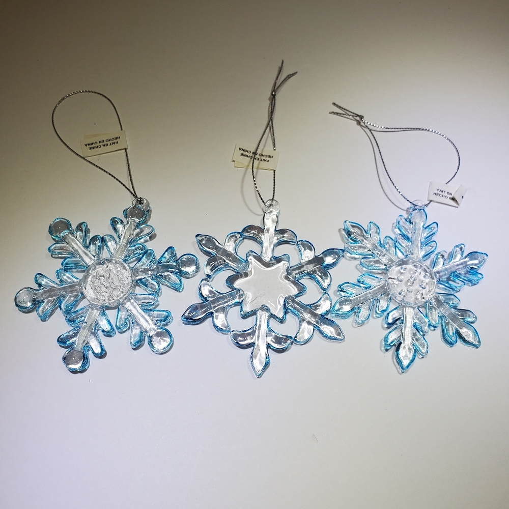🎄Avon Three Sparkling Glass Snowflake Ornaments Crystal White and Blue